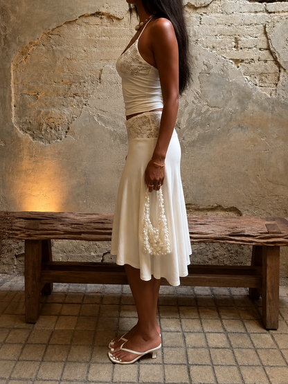 Completo con pizzo e gonna midi