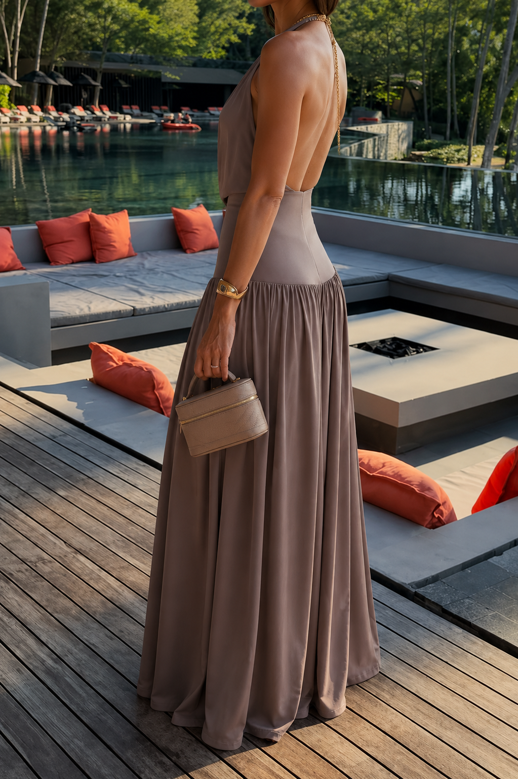Completo elegante con top halter drappeggiato e pantaloni palazzo