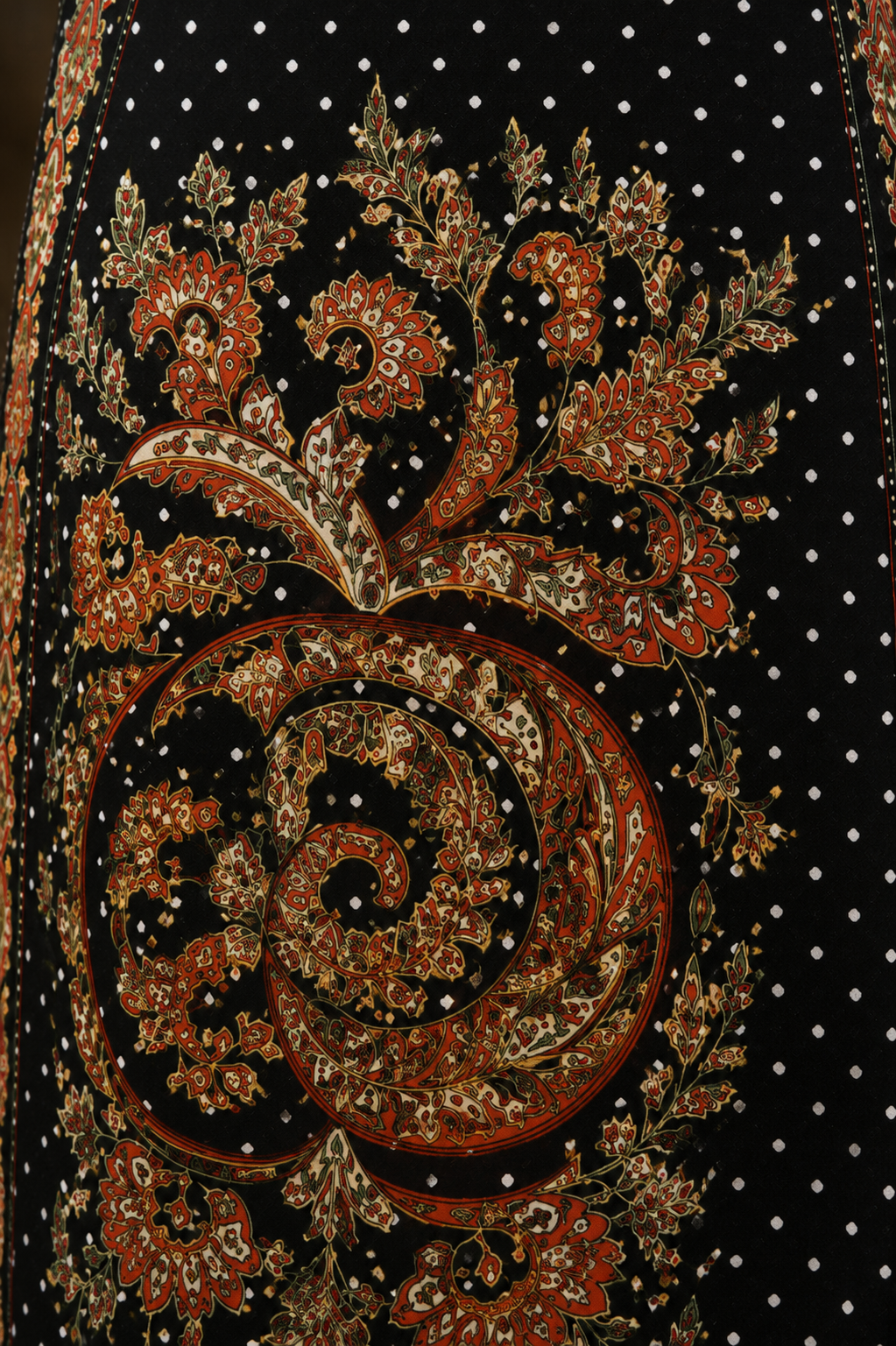 Abito lungo con stampa paisley e volant