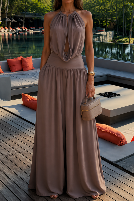 Completo elegante con top halter drappeggiato e pantaloni palazzo